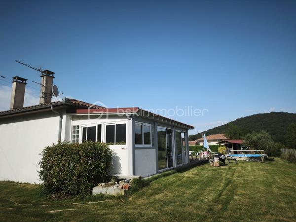 Charmante maison idéalement située à seulement 10 minutes de Saint-Gaudens, dans un environnement calme et nature. Elle offre un cadre de vie agréable avec une vue dégagée sur la nature. 
La maison se compose d’un espace de vie lumineux avec un salon et une cuisine ouverte d’environ 48 mètres carrés, parfait pour recevoir famille et amis. Elle dispose également d’un cellier de 12 mètres carrés, de trois chambres confortables, d’une salle d’eau avec douche à l’italienne et d’un WC indépendant. Une belle véranda de près de 22 mètres carrés vient compléter cet ensemble, offrant un espace supplémentaire pour profiter des beaux jours.

Les écoles sont à proximité, tout comme la zone commerciale de Saint-Gaudens, accessible en seulement 10 minutes. Pour les escapades ou les activités de montagne, l’Espagne est à 40 minutes, et les stations de ski les plus proches à 45 minutes seulement. À l’extérieur, vous apprécierez un joli jardin clôturé de 1800 mètres carrés, avec une piscine pour vous rafraîchir, des cabanes de jardin pour le rangement ou les loisirs, et un double garage spacieux de 35 mètres carrés. Le chauffage est au gaz, complété par un poêle à bois pour un confort optimal. La maison bénéficie également d’une isolation soufflée récente et est raccordée au tout-à-l’égout, assurant confort et économies d’énergie.

Cette maison allie modernité, charme et praticité, dans un environnement privilégié avec ses espaces ouverts, sa terrasse et sa vue imprenable. N’hésitez pas à venir la découvrir, elle pourrait devenir votre nouveau chez-vous!