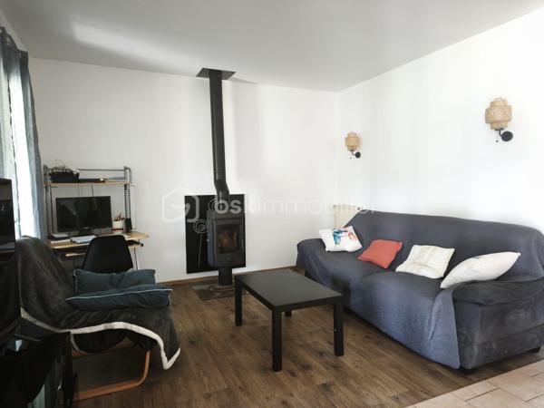 Charmante maison idéalement située à seulement 10 minutes de Saint-Gaudens, dans un environnement calme et nature. Elle offre un cadre de vie agréable avec une vue dégagée sur la nature. 
La maison se compose d’un espace de vie lumineux avec un salon et une cuisine ouverte d’environ 48 mètres carrés, parfait pour recevoir famille et amis. Elle dispose également d’un cellier de 12 mètres carrés, de trois chambres confortables, d’une salle d’eau avec douche à l’italienne et d’un WC indépendant. Une belle véranda de près de 22 mètres carrés vient compléter cet ensemble, offrant un espace supplémentaire pour profiter des beaux jours.

Les écoles sont à proximité, tout comme la zone commerciale de Saint-Gaudens, accessible en seulement 10 minutes. Pour les escapades ou les activités de montagne, l’Espagne est à 40 minutes, et les stations de ski les plus proches à 45 minutes seulement. À l’extérieur, vous apprécierez un joli jardin clôturé de 1800 mètres carrés, avec une piscine pour vous rafraîchir, des cabanes de jardin pour le rangement ou les loisirs, et un double garage spacieux de 35 mètres carrés. Le chauffage est au gaz, complété par un poêle à bois pour un confort optimal. La maison bénéficie également d’une isolation soufflée récente et est raccordée au tout-à-l’égout, assurant confort et économies d’énergie.

Cette maison allie modernité, charme et praticité, dans un environnement privilégié avec ses espaces ouverts, sa terrasse et sa vue imprenable. N’hésitez pas à venir la découvrir, elle pourrait devenir votre nouveau chez-vous!