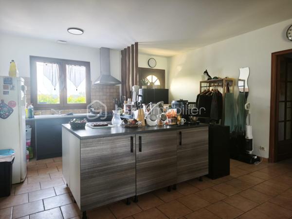 Charmante maison idéalement située à seulement 10 minutes de Saint-Gaudens, dans un environnement calme et nature. Elle offre un cadre de vie agréable avec une vue dégagée sur la nature. 
La maison se compose d’un espace de vie lumineux avec un salon et une cuisine ouverte d’environ 48 mètres carrés, parfait pour recevoir famille et amis. Elle dispose également d’un cellier de 12 mètres carrés, de trois chambres confortables, d’une salle d’eau avec douche à l’italienne et d’un WC indépendant. Une belle véranda de près de 22 mètres carrés vient compléter cet ensemble, offrant un espace supplémentaire pour profiter des beaux jours.

Les écoles sont à proximité, tout comme la zone commerciale de Saint-Gaudens, accessible en seulement 10 minutes. Pour les escapades ou les activités de montagne, l’Espagne est à 40 minutes, et les stations de ski les plus proches à 45 minutes seulement. À l’extérieur, vous apprécierez un joli jardin clôturé de 1800 mètres carrés, avec une piscine pour vous rafraîchir, des cabanes de jardin pour le rangement ou les loisirs, et un double garage spacieux de 35 mètres carrés. Le chauffage est au gaz, complété par un poêle à bois pour un confort optimal. La maison bénéficie également d’une isolation soufflée récente et est raccordée au tout-à-l’égout, assurant confort et économies d’énergie.

Cette maison allie modernité, charme et praticité, dans un environnement privilégié avec ses espaces ouverts, sa terrasse et sa vue imprenable. N’hésitez pas à venir la découvrir, elle pourrait devenir votre nouveau chez-vous!