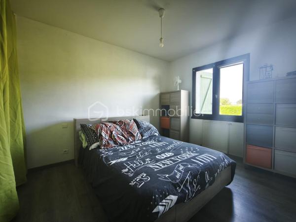 Charmante maison idéalement située à seulement 10 minutes de Saint-Gaudens, dans un environnement calme et nature. Elle offre un cadre de vie agréable avec une vue dégagée sur la nature. 
La maison se compose d’un espace de vie lumineux avec un salon et une cuisine ouverte d’environ 48 mètres carrés, parfait pour recevoir famille et amis. Elle dispose également d’un cellier de 12 mètres carrés, de trois chambres confortables, d’une salle d’eau avec douche à l’italienne et d’un WC indépendant. Une belle véranda de près de 22 mètres carrés vient compléter cet ensemble, offrant un espace supplémentaire pour profiter des beaux jours.

Les écoles sont à proximité, tout comme la zone commerciale de Saint-Gaudens, accessible en seulement 10 minutes. Pour les escapades ou les activités de montagne, l’Espagne est à 40 minutes, et les stations de ski les plus proches à 45 minutes seulement. À l’extérieur, vous apprécierez un joli jardin clôturé de 1800 mètres carrés, avec une piscine pour vous rafraîchir, des cabanes de jardin pour le rangement ou les loisirs, et un double garage spacieux de 35 mètres carrés. Le chauffage est au gaz, complété par un poêle à bois pour un confort optimal. La maison bénéficie également d’une isolation soufflée récente et est raccordée au tout-à-l’égout, assurant confort et économies d’énergie.

Cette maison allie modernité, charme et praticité, dans un environnement privilégié avec ses espaces ouverts, sa terrasse et sa vue imprenable. N’hésitez pas à venir la découvrir, elle pourrait devenir votre nouveau chez-vous!