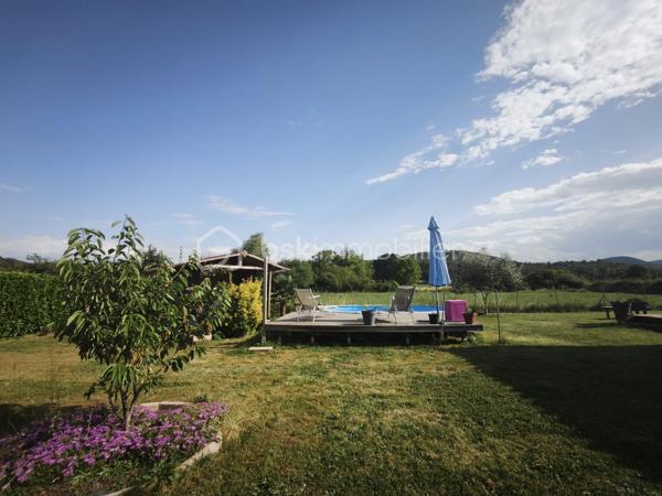 Charmante maison idéalement située à seulement 10 minutes de Saint-Gaudens, dans un environnement calme et nature. Elle offre un cadre de vie agréable avec une vue dégagée sur la nature. 
La maison se compose d’un espace de vie lumineux avec un salon et une cuisine ouverte d’environ 48 mètres carrés, parfait pour recevoir famille et amis. Elle dispose également d’un cellier de 12 mètres carrés, de trois chambres confortables, d’une salle d’eau avec douche à l’italienne et d’un WC indépendant. Une belle véranda de près de 22 mètres carrés vient compléter cet ensemble, offrant un espace supplémentaire pour profiter des beaux jours.

Les écoles sont à proximité, tout comme la zone commerciale de Saint-Gaudens, accessible en seulement 10 minutes. Pour les escapades ou les activités de montagne, l’Espagne est à 40 minutes, et les stations de ski les plus proches à 45 minutes seulement. À l’extérieur, vous apprécierez un joli jardin clôturé de 1800 mètres carrés, avec une piscine pour vous rafraîchir, des cabanes de jardin pour le rangement ou les loisirs, et un double garage spacieux de 35 mètres carrés. Le chauffage est au gaz, complété par un poêle à bois pour un confort optimal. La maison bénéficie également d’une isolation soufflée récente et est raccordée au tout-à-l’égout, assurant confort et économies d’énergie.

Cette maison allie modernité, charme et praticité, dans un environnement privilégié avec ses espaces ouverts, sa terrasse et sa vue imprenable. N’hésitez pas à venir la découvrir, elle pourrait devenir votre nouveau chez-vous!