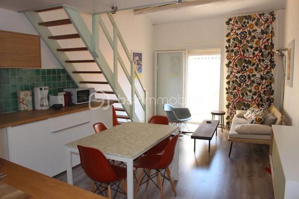 SÈTE – Cœur de ville, à deux pas des Halles ! 
Idéalement situé en plein centre-ville de Sète, à seulement quelques pas des Halles, venez découvrir ce charmant appartement T2 + mezzanine, de 47 m² Loi Carrez, offrant une surface utile généreuse de 66 m².
Nichée au 3ᵉ et dernier étage d’une petite copropriété,  vous profiterez d’un agréable espace de vie avec coin cuisine ouvert sur un séjour chaleureux, sublimé par un beau volume sous toiture. Une chambre confortable avec grand rangement, une salle de bain ainsi qu’une buanderie complètent parfaitement ce bien fonctionnel et en excellent état.
Vendu entièrement meublé, cet appartement impeccable est prêt à vous accueillir sans travaux. Son cellier individuel constitue un véritable atout supplémentaire.
Les + :
Emplacement privilégié en cœur de ville
À 2 pas des Halles
Dernier étage
Traversant
Vendu meublé
État irréprochable
Cellier privatif
Idéal pour un investissement en location saisonnière, un pied-à-terre de charme ou une résidence secondaire au cœur de la vie sétoise !

Une opportunité rare à découvrir sans tarder !