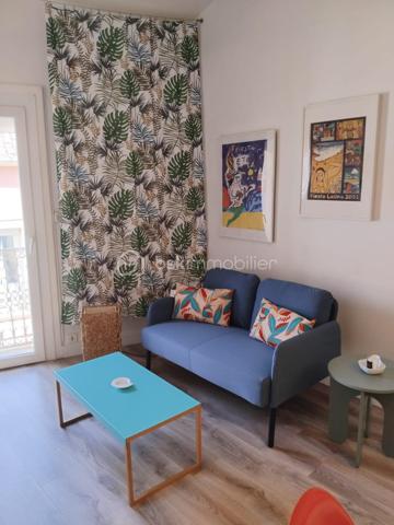 SÈTE – Cœur de ville, à deux pas des Halles ! 
Idéalement situé en plein centre-ville de Sète, à seulement quelques pas des Halles, venez découvrir ce charmant appartement T2 + mezzanine, de 47 m² Loi Carrez, offrant une surface utile généreuse de 66 m².
Nichée au 3ᵉ et dernier étage d’une petite copropriété,  vous profiterez d’un agréable espace de vie avec coin cuisine ouvert sur un séjour chaleureux, sublimé par un beau volume sous toiture. Une chambre confortable avec grand rangement, une salle de bain ainsi qu’une buanderie complètent parfaitement ce bien fonctionnel et en excellent état.
Vendu entièrement meublé, cet appartement impeccable est prêt à vous accueillir sans travaux. Son cellier individuel constitue un véritable atout supplémentaire.
Les + :
Emplacement privilégié en cœur de ville
À 2 pas des Halles
Dernier étage
Traversant
Vendu meublé
État irréprochable
Cellier privatif
Idéal pour un investissement en location saisonnière, un pied-à-terre de charme ou une résidence secondaire au cœur de la vie sétoise !

Une opportunité rare à découvrir sans tarder !