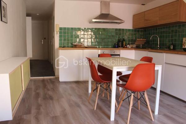 SÈTE – Cœur de ville, à deux pas des Halles ! 
Idéalement situé en plein centre-ville de Sète, à seulement quelques pas des Halles, venez découvrir ce charmant appartement T2 + mezzanine, de 47 m² Loi Carrez, offrant une surface utile généreuse de 66 m².
Nichée au 3ᵉ et dernier étage d’une petite copropriété,  vous profiterez d’un agréable espace de vie avec coin cuisine ouvert sur un séjour chaleureux, sublimé par un beau volume sous toiture. Une chambre confortable avec grand rangement, une salle de bain ainsi qu’une buanderie complètent parfaitement ce bien fonctionnel et en excellent état.
Vendu entièrement meublé, cet appartement impeccable est prêt à vous accueillir sans travaux. Son cellier individuel constitue un véritable atout supplémentaire.
Les + :
Emplacement privilégié en cœur de ville
À 2 pas des Halles
Dernier étage
Traversant
Vendu meublé
État irréprochable
Cellier privatif
Idéal pour un investissement en location saisonnière, un pied-à-terre de charme ou une résidence secondaire au cœur de la vie sétoise !

Une opportunité rare à découvrir sans tarder !