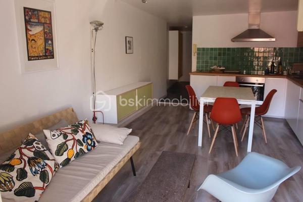 SÈTE – Cœur de ville, à deux pas des Halles ! 
Idéalement situé en plein centre-ville de Sète, à seulement quelques pas des Halles, venez découvrir ce charmant appartement T2 + mezzanine, de 47 m² Loi Carrez, offrant une surface utile généreuse de 66 m².
Nichée au 3ᵉ et dernier étage d’une petite copropriété,  vous profiterez d’un agréable espace de vie avec coin cuisine ouvert sur un séjour chaleureux, sublimé par un beau volume sous toiture. Une chambre confortable avec grand rangement, une salle de bain ainsi qu’une buanderie complètent parfaitement ce bien fonctionnel et en excellent état.
Vendu entièrement meublé, cet appartement impeccable est prêt à vous accueillir sans travaux. Son cellier individuel constitue un véritable atout supplémentaire.
Les + :
Emplacement privilégié en cœur de ville
À 2 pas des Halles
Dernier étage
Traversant
Vendu meublé
État irréprochable
Cellier privatif
Idéal pour un investissement en location saisonnière, un pied-à-terre de charme ou une résidence secondaire au cœur de la vie sétoise !

Une opportunité rare à découvrir sans tarder !
