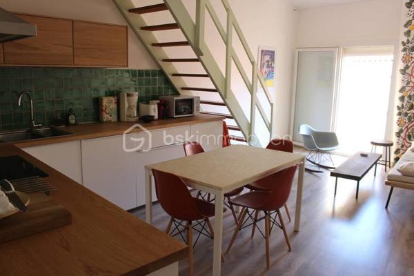SÈTE – Cœur de ville, à deux pas des Halles ! 
Idéalement situé en plein centre-ville de Sète, à seulement quelques pas des Halles, venez découvrir ce charmant appartement T2 + mezzanine, de 47 m² Loi Carrez, offrant une surface utile généreuse de 66 m².
Nichée au 3ᵉ et dernier étage d’une petite copropriété,  vous profiterez d’un agréable espace de vie avec coin cuisine ouvert sur un séjour chaleureux, sublimé par un beau volume sous toiture. Une chambre confortable avec grand rangement, une salle de bain ainsi qu’une buanderie complètent parfaitement ce bien fonctionnel et en excellent état.
Vendu entièrement meublé, cet appartement impeccable est prêt à vous accueillir sans travaux. Son cellier individuel constitue un véritable atout supplémentaire.
Les + :
Emplacement privilégié en cœur de ville
À 2 pas des Halles
Dernier étage
Traversant
Vendu meublé
État irréprochable
Cellier privatif
Idéal pour un investissement en location saisonnière, un pied-à-terre de charme ou une résidence secondaire au cœur de la vie sétoise !

Une opportunité rare à découvrir sans tarder !