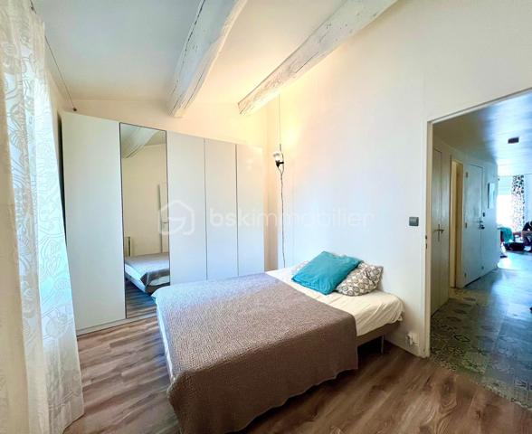 SÈTE – Cœur de ville, à deux pas des Halles ! 
Idéalement situé en plein centre-ville de Sète, à seulement quelques pas des Halles, venez découvrir ce charmant appartement T2 + mezzanine, de 47 m² Loi Carrez, offrant une surface utile généreuse de 66 m².
Nichée au 3ᵉ et dernier étage d’une petite copropriété,  vous profiterez d’un agréable espace de vie avec coin cuisine ouvert sur un séjour chaleureux, sublimé par un beau volume sous toiture. Une chambre confortable avec grand rangement, une salle de bain ainsi qu’une buanderie complètent parfaitement ce bien fonctionnel et en excellent état.
Vendu entièrement meublé, cet appartement impeccable est prêt à vous accueillir sans travaux. Son cellier individuel constitue un véritable atout supplémentaire.
Les + :
Emplacement privilégié en cœur de ville
À 2 pas des Halles
Dernier étage
Traversant
Vendu meublé
État irréprochable
Cellier privatif
Idéal pour un investissement en location saisonnière, un pied-à-terre de charme ou une résidence secondaire au cœur de la vie sétoise !

Une opportunité rare à découvrir sans tarder !