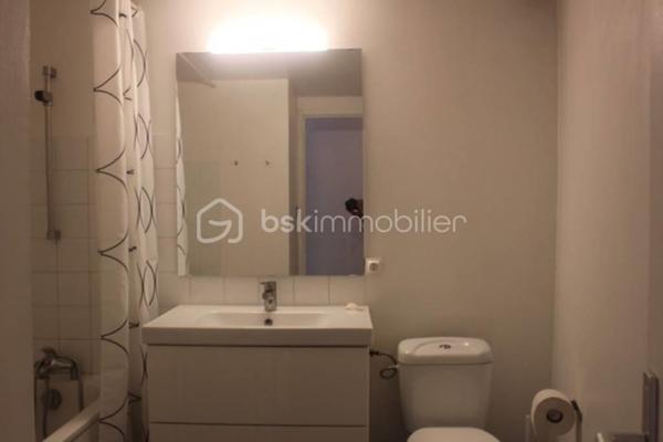 SÈTE – Cœur de ville, à deux pas des Halles ! 
Idéalement situé en plein centre-ville de Sète, à seulement quelques pas des Halles, venez découvrir ce charmant appartement T2 + mezzanine, de 47 m² Loi Carrez, offrant une surface utile généreuse de 66 m².
Nichée au 3ᵉ et dernier étage d’une petite copropriété,  vous profiterez d’un agréable espace de vie avec coin cuisine ouvert sur un séjour chaleureux, sublimé par un beau volume sous toiture. Une chambre confortable avec grand rangement, une salle de bain ainsi qu’une buanderie complètent parfaitement ce bien fonctionnel et en excellent état.
Vendu entièrement meublé, cet appartement impeccable est prêt à vous accueillir sans travaux. Son cellier individuel constitue un véritable atout supplémentaire.
Les + :
Emplacement privilégié en cœur de ville
À 2 pas des Halles
Dernier étage
Traversant
Vendu meublé
État irréprochable
Cellier privatif
Idéal pour un investissement en location saisonnière, un pied-à-terre de charme ou une résidence secondaire au cœur de la vie sétoise !

Une opportunité rare à découvrir sans tarder !