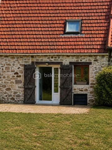 À seulement 15 minutes de Crépy-en-Valois, venez découvrir cette charmante maison pleine de charme,  située dans un environnement calme et agréable.

cette maison chaleureuse séduira les amoureux de l’authenticité grâce à ses beaux volumes, son ambiance cosy et son charme de l’ancien.

Dès l’entrée, vous découvrirez une belle pièce de vie lumineuse comprenant salon, salle à manger et cuisine aménagée ouverte, idéale pour partager des moments conviviaux en famille ou entre amis.
La maison est équipée d’un poêle à granulés ou à bois, apportant confort et économies d’énergie, complété par des radiateurs électriques. Les fenêtres PVC assurent un bon confort thermique et la maison bénéficie d’un classement énergétique D.

Le rez-de-chaussée dispose également d’une salle d’eau avec double vasque.

À l’étage, vous trouverez deux belles chambres , toutes deux équipées de rangements intégrés, ainsi qu’un espace palier/couloir avec rangements et un WC.

À l’extérieur, vous profiterez d’un agréable terrain d’environ 650 m² offrant un cadre paisible et de nombreuses possibilités d’aménagement. Une terrasse permet de profiter pleinement des beaux jours.
La propriété dispose également d’une dépendance ainsi  que de deux cabanons supplémentaires.
Une maison de charme refait au goût du jour,  fonctionnelle et pleine de potentiel, idéale pour un premier achat, une petite famille ou les amoureux des biens authentiques.