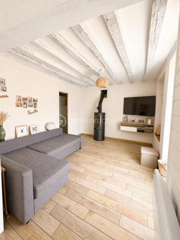 À seulement 15 minutes de Crépy-en-Valois, venez découvrir cette charmante maison pleine de charme,  située dans un environnement calme et agréable.

cette maison chaleureuse séduira les amoureux de l’authenticité grâce à ses beaux volumes, son ambiance cosy et son charme de l’ancien.

Dès l’entrée, vous découvrirez une belle pièce de vie lumineuse comprenant salon, salle à manger et cuisine aménagée ouverte, idéale pour partager des moments conviviaux en famille ou entre amis.
La maison est équipée d’un poêle à granulés ou à bois, apportant confort et économies d’énergie, complété par des radiateurs électriques. Les fenêtres PVC assurent un bon confort thermique et la maison bénéficie d’un classement énergétique D.

Le rez-de-chaussée dispose également d’une salle d’eau avec double vasque.

À l’étage, vous trouverez deux belles chambres , toutes deux équipées de rangements intégrés, ainsi qu’un espace palier/couloir avec rangements et un WC.

À l’extérieur, vous profiterez d’un agréable terrain d’environ 650 m² offrant un cadre paisible et de nombreuses possibilités d’aménagement. Une terrasse permet de profiter pleinement des beaux jours.
La propriété dispose également d’une dépendance ainsi  que de deux cabanons supplémentaires.
Une maison de charme refait au goût du jour,  fonctionnelle et pleine de potentiel, idéale pour un premier achat, une petite famille ou les amoureux des biens authentiques.