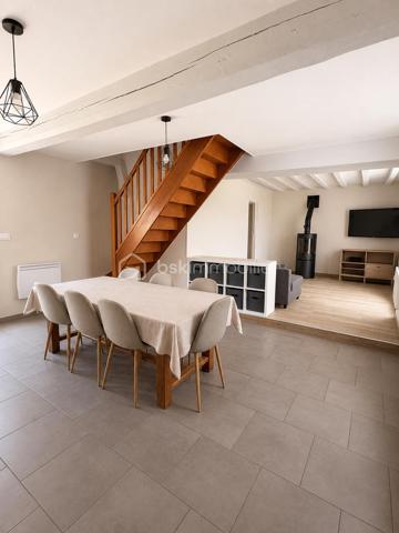 À seulement 15 minutes de Crépy-en-Valois, venez découvrir cette charmante maison pleine de charme,  située dans un environnement calme et agréable.

cette maison chaleureuse séduira les amoureux de l’authenticité grâce à ses beaux volumes, son ambiance cosy et son charme de l’ancien.

Dès l’entrée, vous découvrirez une belle pièce de vie lumineuse comprenant salon, salle à manger et cuisine aménagée ouverte, idéale pour partager des moments conviviaux en famille ou entre amis.
La maison est équipée d’un poêle à granulés ou à bois, apportant confort et économies d’énergie, complété par des radiateurs électriques. Les fenêtres PVC assurent un bon confort thermique et la maison bénéficie d’un classement énergétique D.

Le rez-de-chaussée dispose également d’une salle d’eau avec double vasque.

À l’étage, vous trouverez deux belles chambres , toutes deux équipées de rangements intégrés, ainsi qu’un espace palier/couloir avec rangements et un WC.

À l’extérieur, vous profiterez d’un agréable terrain d’environ 650 m² offrant un cadre paisible et de nombreuses possibilités d’aménagement. Une terrasse permet de profiter pleinement des beaux jours.
La propriété dispose également d’une dépendance ainsi  que de deux cabanons supplémentaires.
Une maison de charme refait au goût du jour,  fonctionnelle et pleine de potentiel, idéale pour un premier achat, une petite famille ou les amoureux des biens authentiques.