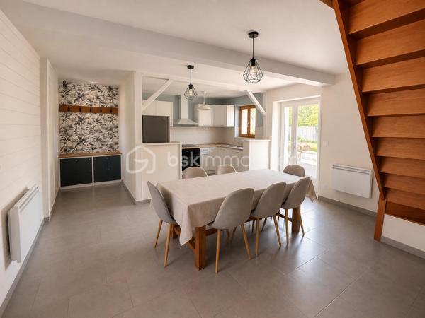 À seulement 15 minutes de Crépy-en-Valois, venez découvrir cette charmante maison pleine de charme,  située dans un environnement calme et agréable.

cette maison chaleureuse séduira les amoureux de l’authenticité grâce à ses beaux volumes, son ambiance cosy et son charme de l’ancien.

Dès l’entrée, vous découvrirez une belle pièce de vie lumineuse comprenant salon, salle à manger et cuisine aménagée ouverte, idéale pour partager des moments conviviaux en famille ou entre amis.
La maison est équipée d’un poêle à granulés ou à bois, apportant confort et économies d’énergie, complété par des radiateurs électriques. Les fenêtres PVC assurent un bon confort thermique et la maison bénéficie d’un classement énergétique D.

Le rez-de-chaussée dispose également d’une salle d’eau avec double vasque.

À l’étage, vous trouverez deux belles chambres , toutes deux équipées de rangements intégrés, ainsi qu’un espace palier/couloir avec rangements et un WC.

À l’extérieur, vous profiterez d’un agréable terrain d’environ 650 m² offrant un cadre paisible et de nombreuses possibilités d’aménagement. Une terrasse permet de profiter pleinement des beaux jours.
La propriété dispose également d’une dépendance ainsi  que de deux cabanons supplémentaires.
Une maison de charme refait au goût du jour,  fonctionnelle et pleine de potentiel, idéale pour un premier achat, une petite famille ou les amoureux des biens authentiques.
