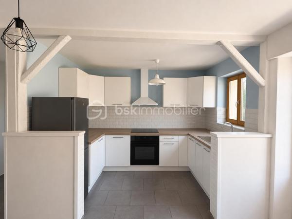 À seulement 15 minutes de Crépy-en-Valois, venez découvrir cette charmante maison pleine de charme,  située dans un environnement calme et agréable.

cette maison chaleureuse séduira les amoureux de l’authenticité grâce à ses beaux volumes, son ambiance cosy et son charme de l’ancien.

Dès l’entrée, vous découvrirez une belle pièce de vie lumineuse comprenant salon, salle à manger et cuisine aménagée ouverte, idéale pour partager des moments conviviaux en famille ou entre amis.
La maison est équipée d’un poêle à granulés ou à bois, apportant confort et économies d’énergie, complété par des radiateurs électriques. Les fenêtres PVC assurent un bon confort thermique et la maison bénéficie d’un classement énergétique D.

Le rez-de-chaussée dispose également d’une salle d’eau avec double vasque.

À l’étage, vous trouverez deux belles chambres , toutes deux équipées de rangements intégrés, ainsi qu’un espace palier/couloir avec rangements et un WC.

À l’extérieur, vous profiterez d’un agréable terrain d’environ 650 m² offrant un cadre paisible et de nombreuses possibilités d’aménagement. Une terrasse permet de profiter pleinement des beaux jours.
La propriété dispose également d’une dépendance ainsi  que de deux cabanons supplémentaires.
Une maison de charme refait au goût du jour,  fonctionnelle et pleine de potentiel, idéale pour un premier achat, une petite famille ou les amoureux des biens authentiques.