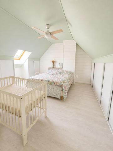 À seulement 15 minutes de Crépy-en-Valois, venez découvrir cette charmante maison pleine de charme,  située dans un environnement calme et agréable.

cette maison chaleureuse séduira les amoureux de l’authenticité grâce à ses beaux volumes, son ambiance cosy et son charme de l’ancien.

Dès l’entrée, vous découvrirez une belle pièce de vie lumineuse comprenant salon, salle à manger et cuisine aménagée ouverte, idéale pour partager des moments conviviaux en famille ou entre amis.
La maison est équipée d’un poêle à granulés ou à bois, apportant confort et économies d’énergie, complété par des radiateurs électriques. Les fenêtres PVC assurent un bon confort thermique et la maison bénéficie d’un classement énergétique D.

Le rez-de-chaussée dispose également d’une salle d’eau avec double vasque.

À l’étage, vous trouverez deux belles chambres , toutes deux équipées de rangements intégrés, ainsi qu’un espace palier/couloir avec rangements et un WC.

À l’extérieur, vous profiterez d’un agréable terrain d’environ 650 m² offrant un cadre paisible et de nombreuses possibilités d’aménagement. Une terrasse permet de profiter pleinement des beaux jours.
La propriété dispose également d’une dépendance ainsi  que de deux cabanons supplémentaires.
Une maison de charme refait au goût du jour,  fonctionnelle et pleine de potentiel, idéale pour un premier achat, une petite famille ou les amoureux des biens authentiques.