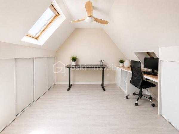 À seulement 15 minutes de Crépy-en-Valois, venez découvrir cette charmante maison pleine de charme,  située dans un environnement calme et agréable.

cette maison chaleureuse séduira les amoureux de l’authenticité grâce à ses beaux volumes, son ambiance cosy et son charme de l’ancien.

Dès l’entrée, vous découvrirez une belle pièce de vie lumineuse comprenant salon, salle à manger et cuisine aménagée ouverte, idéale pour partager des moments conviviaux en famille ou entre amis.
La maison est équipée d’un poêle à granulés ou à bois, apportant confort et économies d’énergie, complété par des radiateurs électriques. Les fenêtres PVC assurent un bon confort thermique et la maison bénéficie d’un classement énergétique D.

Le rez-de-chaussée dispose également d’une salle d’eau avec double vasque.

À l’étage, vous trouverez deux belles chambres , toutes deux équipées de rangements intégrés, ainsi qu’un espace palier/couloir avec rangements et un WC.

À l’extérieur, vous profiterez d’un agréable terrain d’environ 650 m² offrant un cadre paisible et de nombreuses possibilités d’aménagement. Une terrasse permet de profiter pleinement des beaux jours.
La propriété dispose également d’une dépendance ainsi  que de deux cabanons supplémentaires.
Une maison de charme refait au goût du jour,  fonctionnelle et pleine de potentiel, idéale pour un premier achat, une petite famille ou les amoureux des biens authentiques.