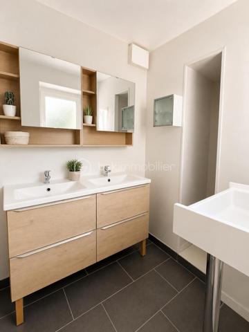 À seulement 15 minutes de Crépy-en-Valois, venez découvrir cette charmante maison pleine de charme,  située dans un environnement calme et agréable.

cette maison chaleureuse séduira les amoureux de l’authenticité grâce à ses beaux volumes, son ambiance cosy et son charme de l’ancien.

Dès l’entrée, vous découvrirez une belle pièce de vie lumineuse comprenant salon, salle à manger et cuisine aménagée ouverte, idéale pour partager des moments conviviaux en famille ou entre amis.
La maison est équipée d’un poêle à granulés ou à bois, apportant confort et économies d’énergie, complété par des radiateurs électriques. Les fenêtres PVC assurent un bon confort thermique et la maison bénéficie d’un classement énergétique D.

Le rez-de-chaussée dispose également d’une salle d’eau avec double vasque.

À l’étage, vous trouverez deux belles chambres , toutes deux équipées de rangements intégrés, ainsi qu’un espace palier/couloir avec rangements et un WC.

À l’extérieur, vous profiterez d’un agréable terrain d’environ 650 m² offrant un cadre paisible et de nombreuses possibilités d’aménagement. Une terrasse permet de profiter pleinement des beaux jours.
La propriété dispose également d’une dépendance ainsi  que de deux cabanons supplémentaires.
Une maison de charme refait au goût du jour,  fonctionnelle et pleine de potentiel, idéale pour un premier achat, une petite famille ou les amoureux des biens authentiques.