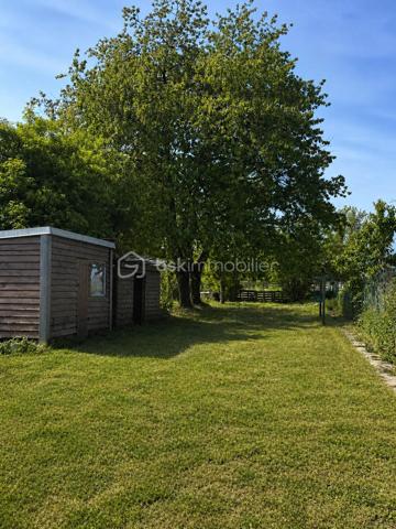 À seulement 15 minutes de Crépy-en-Valois, venez découvrir cette charmante maison pleine de charme,  située dans un environnement calme et agréable.

cette maison chaleureuse séduira les amoureux de l’authenticité grâce à ses beaux volumes, son ambiance cosy et son charme de l’ancien.

Dès l’entrée, vous découvrirez une belle pièce de vie lumineuse comprenant salon, salle à manger et cuisine aménagée ouverte, idéale pour partager des moments conviviaux en famille ou entre amis.
La maison est équipée d’un poêle à granulés ou à bois, apportant confort et économies d’énergie, complété par des radiateurs électriques. Les fenêtres PVC assurent un bon confort thermique et la maison bénéficie d’un classement énergétique D.

Le rez-de-chaussée dispose également d’une salle d’eau avec double vasque.

À l’étage, vous trouverez deux belles chambres , toutes deux équipées de rangements intégrés, ainsi qu’un espace palier/couloir avec rangements et un WC.

À l’extérieur, vous profiterez d’un agréable terrain d’environ 650 m² offrant un cadre paisible et de nombreuses possibilités d’aménagement. Une terrasse permet de profiter pleinement des beaux jours.
La propriété dispose également d’une dépendance ainsi  que de deux cabanons supplémentaires.
Une maison de charme refait au goût du jour,  fonctionnelle et pleine de potentiel, idéale pour un premier achat, une petite famille ou les amoureux des biens authentiques.