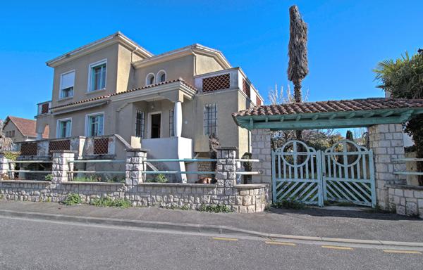 AGEN - Maison de caractère comprenant 8 pièces principales avec garage et jardin.