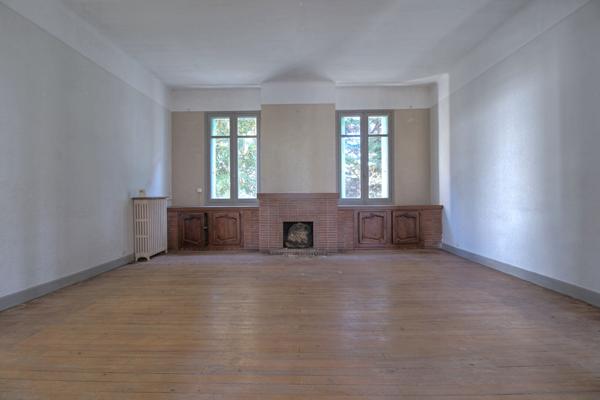 AGEN - Maison de caractère comprenant 8 pièces principales avec garage et jardin.