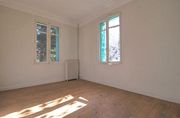 AGEN - Maison de caractère comprenant 8 pièces principales avec garage et jardin.
