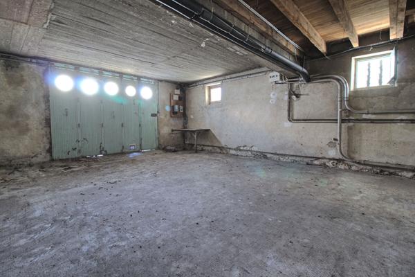 AGEN - Maison de caractère comprenant 8 pièces principales avec garage et jardin.