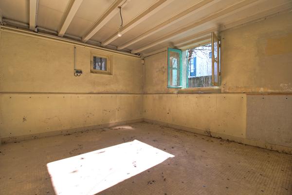 AGEN - Maison de caractère comprenant 8 pièces principales avec garage et jardin.