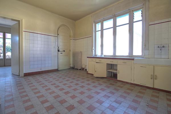 AGEN - Maison de caractère comprenant 8 pièces principales avec garage et jardin.