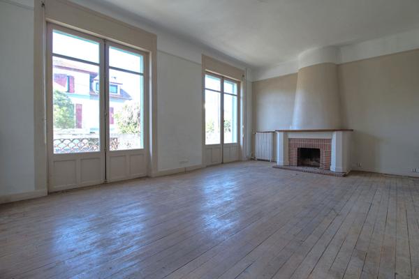 AGEN - Maison de caractère comprenant 8 pièces principales avec garage et jardin.