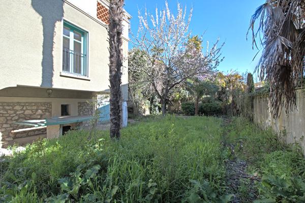 AGEN - Maison de caractère comprenant 8 pièces principales avec garage et jardin.