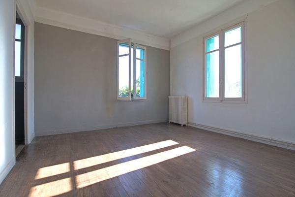 AGEN - Maison de caractère comprenant 8 pièces principales avec garage et jardin.