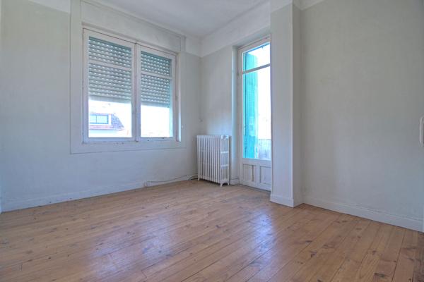 AGEN - Maison de caractère comprenant 8 pièces principales avec garage et jardin.