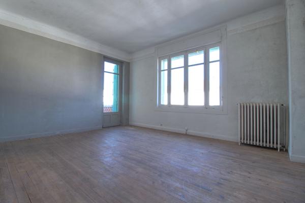 AGEN - Maison de caractère comprenant 8 pièces principales avec garage et jardin.