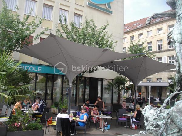 À Vendre – Fonds de Commerce de Restauration Rapide – Saint-Avold
Très belle opportunité d'acquisition d'un fonds de commerce de restauration rapide idéalement situé en plein centre-ville de Saint-Avold, sur une agréable petite place bénéficiant d'un environnement commerçant et d'un passage régulier.
L'établissement est exploité avec succès depuis 2012 et bénéficie d'une clientèle fidèle ainsi que d'une excellente notoriété locale.
Caractéristiques principales :
Activité de restauration rapide.
Bail commercial 3/6/9 en cours, depuis  2 années.
Loyer attractif : 1 700 € HT par mois.
Terrasse extérieure offrant un réel potentiel de développement de l'activité.
Salle intérieure avec places assises.
Emplacement stratégique en centre-ville.
Matériel et agencement permettant une reprise rapide de l'exploitation.
Accompagnement possible du repreneur afin d'assurer une transition sereine et une prise en main optimale de l'activité.
Cette affaire conviendra parfaitement à un professionnel souhaitant développer une activité existante ou à un entrepreneur désirant s'installer dans un commerce clé en main bénéficiant d'un fort potentiel de croissance.
Pour tout renseignement complémentaire ou organiser une visite, n'hésitez pas à nous contacter.