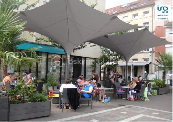 À Vendre – Fonds de Commerce de Restauration Rapide – Saint-Avold
Très belle opportunité d'acquisition d'un fonds de commerce de restauration rapide idéalement situé en plein centre-ville de Saint-Avold, sur une agréable petite place bénéficiant d'un environnement commerçant et d'un passage régulier.
L'établissement est exploité avec succès depuis 2012 et bénéficie d'une clientèle fidèle ainsi que d'une excellente notoriété locale.
Caractéristiques principales :
Activité de restauration rapide.
Bail commercial 3/6/9 en cours, depuis  2 années.
Loyer attractif : 1 700 € HT par mois.
Terrasse extérieure offrant un réel potentiel de développement de l'activité.
Salle intérieure avec places assises.
Emplacement stratégique en centre-ville.
Matériel et agencement permettant une reprise rapide de l'exploitation.
Accompagnement possible du repreneur afin d'assurer une transition sereine et une prise en main optimale de l'activité.
Cette affaire conviendra parfaitement à un professionnel souhaitant développer une activité existante ou à un entrepreneur désirant s'installer dans un commerce clé en main bénéficiant d'un fort potentiel de croissance.
Pour tout renseignement complémentaire ou organiser une visite, n'hésitez pas à nous contacter.