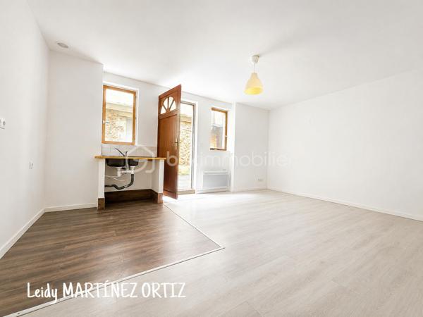 À saisir ! Idéal investisseurs, primo-accédants ou pied-à-terre dans le Gers
Au cœur de l'Armagnac, sur la commune de Cazaubon, à seulement 3 minutes de la station thermale de Barbotan-les-Thermes, découvrez ce studio entièrement rénové de 35,50 m².
Situé en rez-de-chaussée d'un immeuble de rapport, il bénéficie d'un emplacement pratique, à proximité immédiate des commerces et commodités.
Caractéristiques :
* Studio rénové de 35,50 m²
* Salle de bain
* Cellier
* Menuiseries PVC double vitrage
* Chauffage électrique
* Compteur Linky
* Partie de la toiture refaite en 2025
* Aucune procédure en cours

Ce bien constitue une excellente opportunité pour un investissement locatif, notamment grâce à la proximité de la station thermale, ou pour un premier achat à prix attractif.
N'attendez plus pour découvrir ce bien !
Pour tout renseignement complémentaire ou pour organiser une visite :
📞 07 84 42 09 05
📧 l.martinezortiz@bskimmobilier.com
Leidy Martinez Ortiz – BSK Immobilier