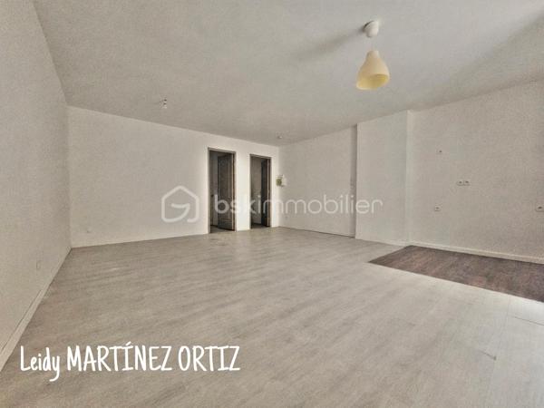 À saisir ! Idéal investisseurs, primo-accédants ou pied-à-terre dans le Gers
Au cœur de l'Armagnac, sur la commune de Cazaubon, à seulement 3 minutes de la station thermale de Barbotan-les-Thermes, découvrez ce studio entièrement rénové de 35,50 m².
Situé en rez-de-chaussée d'un immeuble de rapport, il bénéficie d'un emplacement pratique, à proximité immédiate des commerces et commodités.
Caractéristiques :
* Studio rénové de 35,50 m²
* Salle de bain
* Cellier
* Menuiseries PVC double vitrage
* Chauffage électrique
* Compteur Linky
* Partie de la toiture refaite en 2025
* Aucune procédure en cours

Ce bien constitue une excellente opportunité pour un investissement locatif, notamment grâce à la proximité de la station thermale, ou pour un premier achat à prix attractif.
N'attendez plus pour découvrir ce bien !
Pour tout renseignement complémentaire ou pour organiser une visite :
📞 07 84 42 09 05
📧 l.martinezortiz@bskimmobilier.com
Leidy Martinez Ortiz – BSK Immobilier