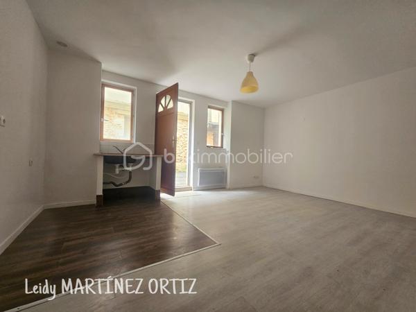 À saisir ! Idéal investisseurs, primo-accédants ou pied-à-terre dans le Gers
Au cœur de l'Armagnac, sur la commune de Cazaubon, à seulement 3 minutes de la station thermale de Barbotan-les-Thermes, découvrez ce studio entièrement rénové de 35,50 m².
Situé en rez-de-chaussée d'un immeuble de rapport, il bénéficie d'un emplacement pratique, à proximité immédiate des commerces et commodités.
Caractéristiques :
* Studio rénové de 35,50 m²
* Salle de bain
* Cellier
* Menuiseries PVC double vitrage
* Chauffage électrique
* Compteur Linky
* Partie de la toiture refaite en 2025
* Aucune procédure en cours

Ce bien constitue une excellente opportunité pour un investissement locatif, notamment grâce à la proximité de la station thermale, ou pour un premier achat à prix attractif.
N'attendez plus pour découvrir ce bien !
Pour tout renseignement complémentaire ou pour organiser une visite :
📞 07 84 42 09 05
📧 l.martinezortiz@bskimmobilier.com
Leidy Martinez Ortiz – BSK Immobilier