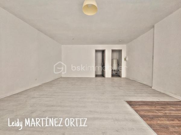 À saisir ! Idéal investisseurs, primo-accédants ou pied-à-terre dans le Gers
Au cœur de l'Armagnac, sur la commune de Cazaubon, à seulement 3 minutes de la station thermale de Barbotan-les-Thermes, découvrez ce studio entièrement rénové de 35,50 m².
Situé en rez-de-chaussée d'un immeuble de rapport, il bénéficie d'un emplacement pratique, à proximité immédiate des commerces et commodités.
Caractéristiques :
* Studio rénové de 35,50 m²
* Salle de bain
* Cellier
* Menuiseries PVC double vitrage
* Chauffage électrique
* Compteur Linky
* Partie de la toiture refaite en 2025
* Aucune procédure en cours

Ce bien constitue une excellente opportunité pour un investissement locatif, notamment grâce à la proximité de la station thermale, ou pour un premier achat à prix attractif.
N'attendez plus pour découvrir ce bien !
Pour tout renseignement complémentaire ou pour organiser une visite :
📞 07 84 42 09 05
📧 l.martinezortiz@bskimmobilier.com
Leidy Martinez Ortiz – BSK Immobilier
