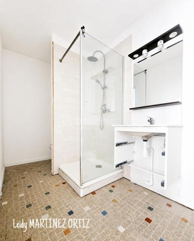 À saisir ! Idéal investisseurs, primo-accédants ou pied-à-terre dans le Gers
Au cœur de l'Armagnac, sur la commune de Cazaubon, à seulement 3 minutes de la station thermale de Barbotan-les-Thermes, découvrez ce studio entièrement rénové de 35,50 m².
Situé en rez-de-chaussée d'un immeuble de rapport, il bénéficie d'un emplacement pratique, à proximité immédiate des commerces et commodités.
Caractéristiques :
* Studio rénové de 35,50 m²
* Salle de bain
* Cellier
* Menuiseries PVC double vitrage
* Chauffage électrique
* Compteur Linky
* Partie de la toiture refaite en 2025
* Aucune procédure en cours

Ce bien constitue une excellente opportunité pour un investissement locatif, notamment grâce à la proximité de la station thermale, ou pour un premier achat à prix attractif.
N'attendez plus pour découvrir ce bien !
Pour tout renseignement complémentaire ou pour organiser une visite :
📞 07 84 42 09 05
📧 l.martinezortiz@bskimmobilier.com
Leidy Martinez Ortiz – BSK Immobilier