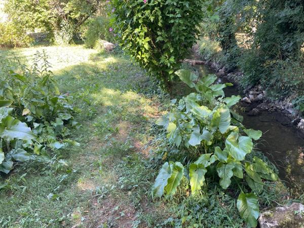 Terrain à bâtir dans un cadre privilégié verdoyant avec ruisseau