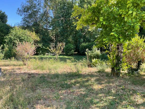 Terrain à bâtir dans un cadre privilégié verdoyant avec ruisseau