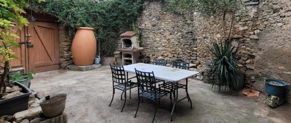 Faugères, 180M2 hab., cour, terrasse, beau potentiel