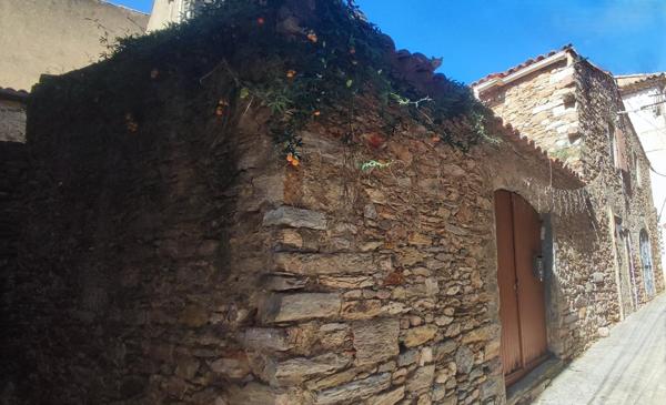 Faugères, 180M2 hab., cour, terrasse, beau potentiel