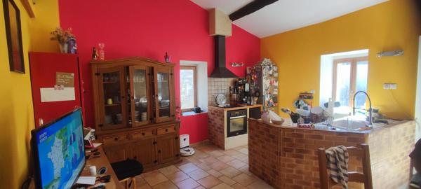 Faugères, 180M2 hab., cour, terrasse, beau potentiel
