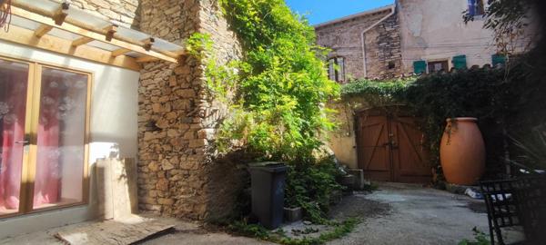 Faugères, 180M2 hab., cour, terrasse, beau potentiel