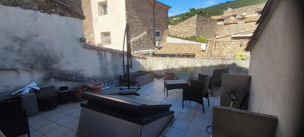 Faugères, 180M2 hab., cour, terrasse, beau potentiel