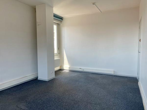 Bureau
         4 pièces
        - 57 m² Exclusivité 143 000 € *