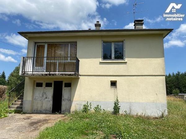 Maison bâtie en parpaings, couverte en ardoises de fibrociment, Cour, jardin, parcelle de pré.