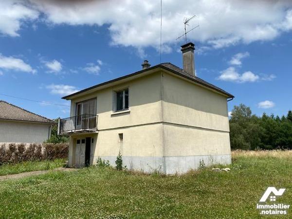 Maison bâtie en parpaings, couverte en ardoises de fibrociment, Cour, jardin, parcelle de pré.