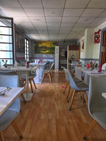 Découvrez ces murs commerciaux de 140 m², situés au rez-de-chaussée d'un bâtiment de 1948, avec un appartement T3 au-dessus. Actuellement en location, le restaurant Pho 8 est un locataire en place depuis plusieurs années 

Ce bien,  offre cinq pièces bien agencées et deux balcons, garantissant une luminosité naturelle. Idéalement situé en centre-ville, il bénéficie d'un accès facile aux transports et de toutes les commodités à proximité.

Pour une visite et découvrir le potentiel de cet espace, contactez CÉLIA MENDEZ.